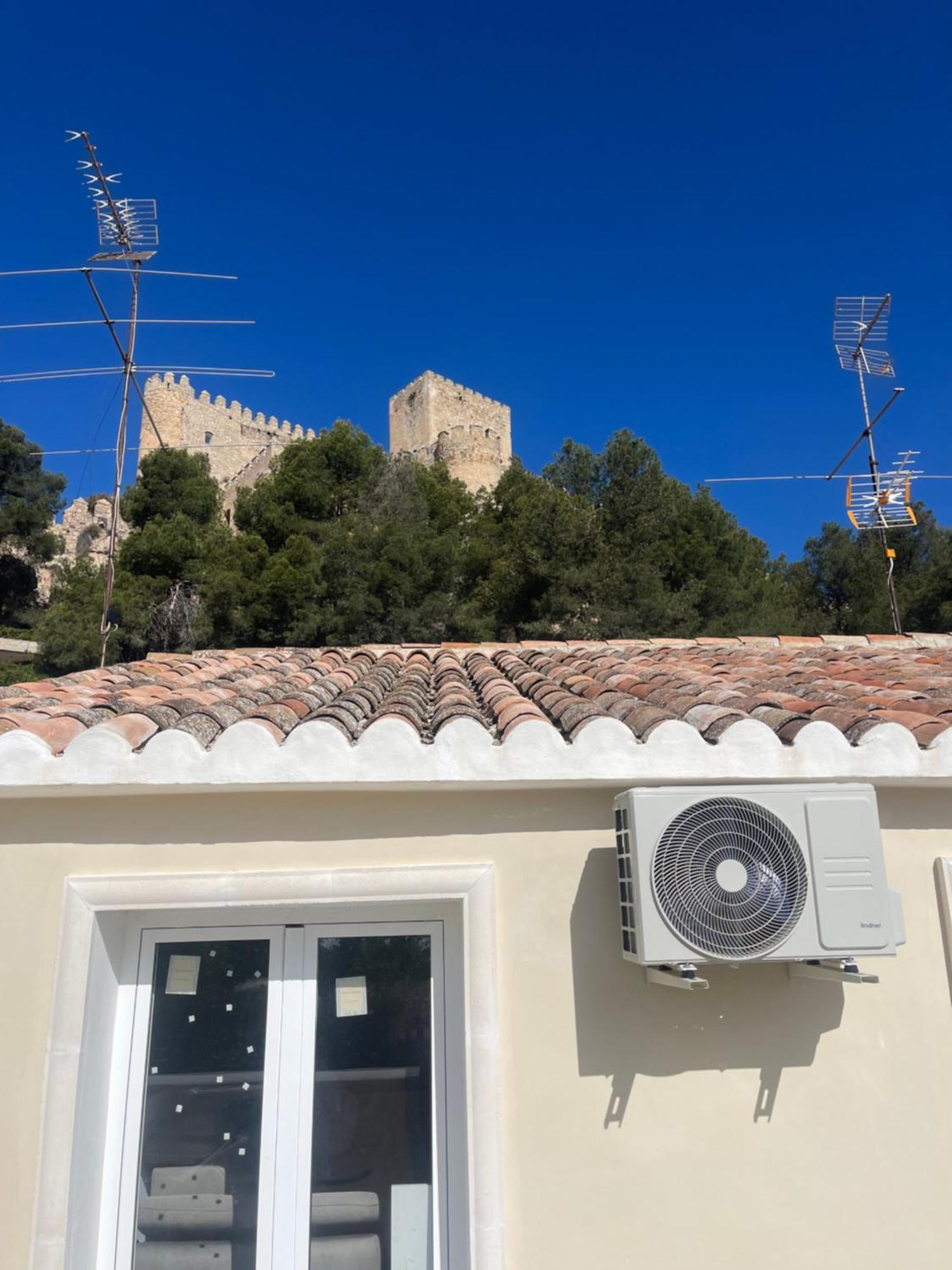 Attic Castillo المنسى المظهر الخارجي الصورة